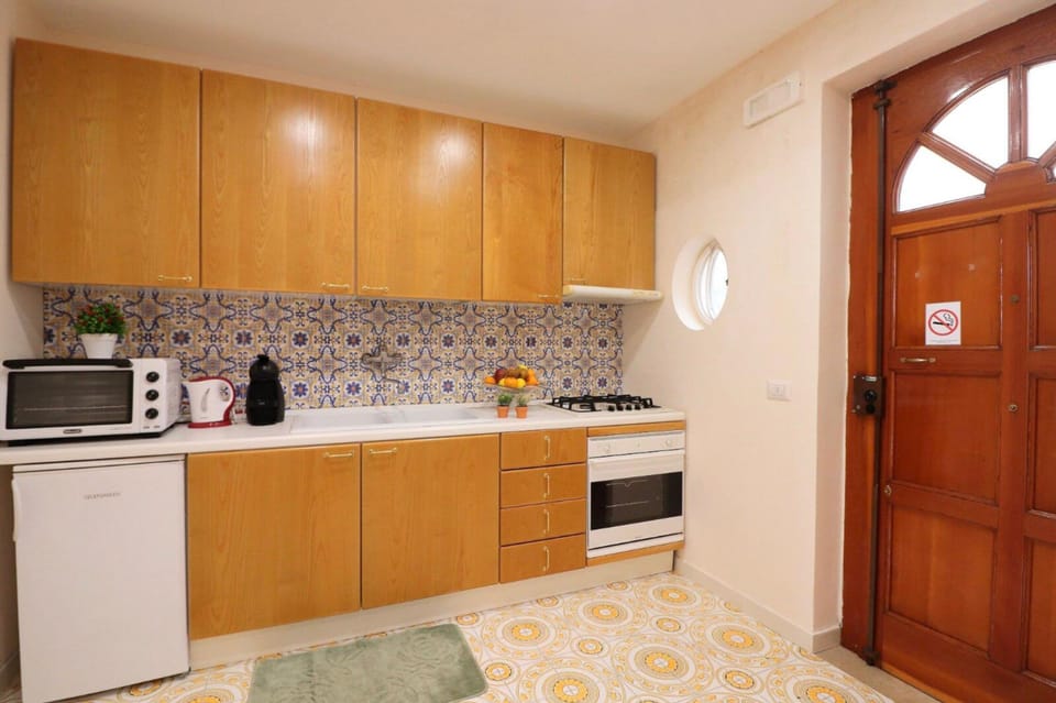 City Apartment, 1 Bedroom | Private kitchen | Full-size fridge, microwave, oven, stovetop