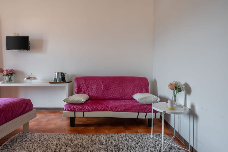 Classic Room | Bathroom | Shower, free toiletries, bidet, towels