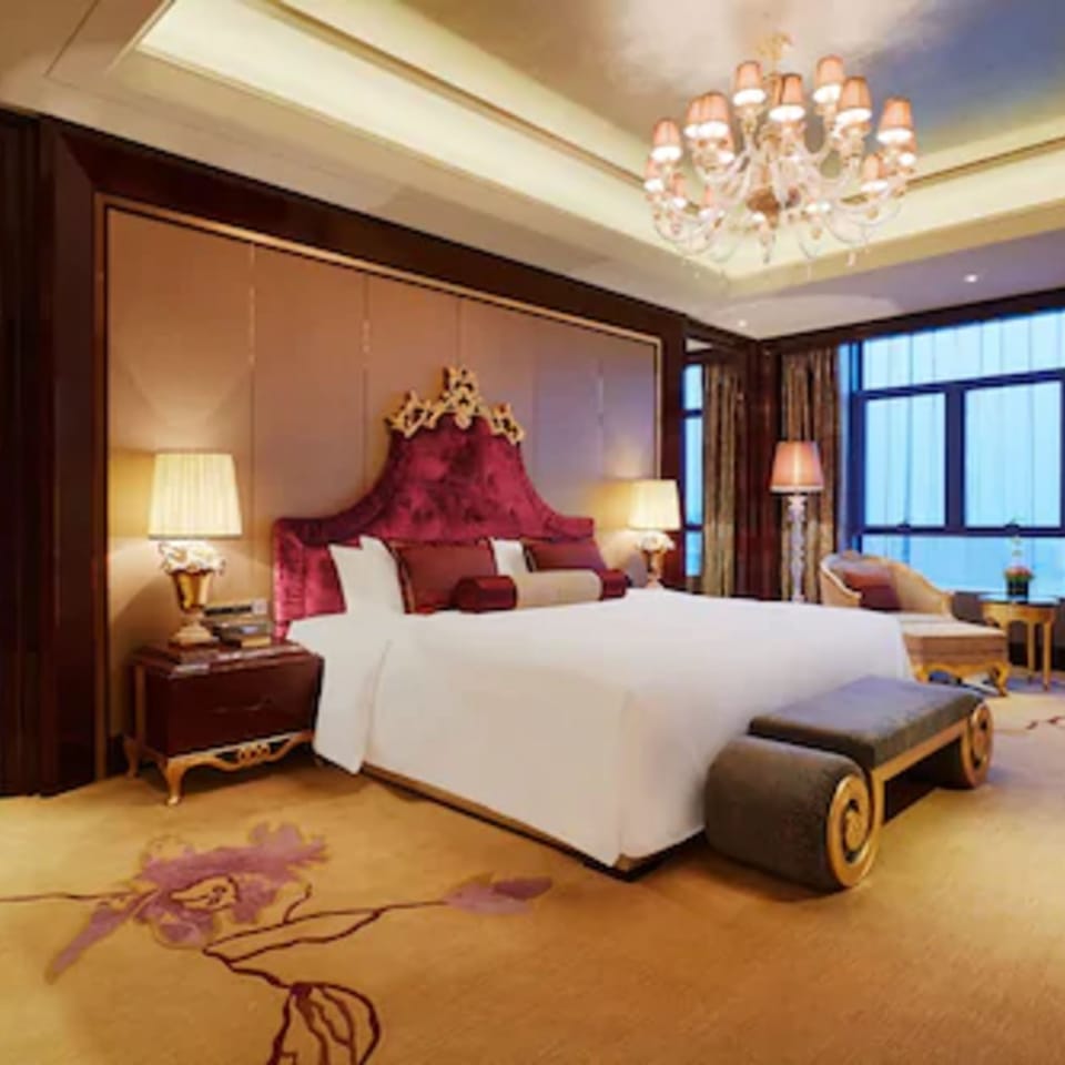 Premium bedding, down comforters, minibar, in-room safe