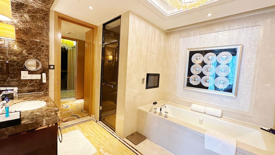 Deluxe Suite | Bathroom | Shower, free toiletries, hair dryer, slippers