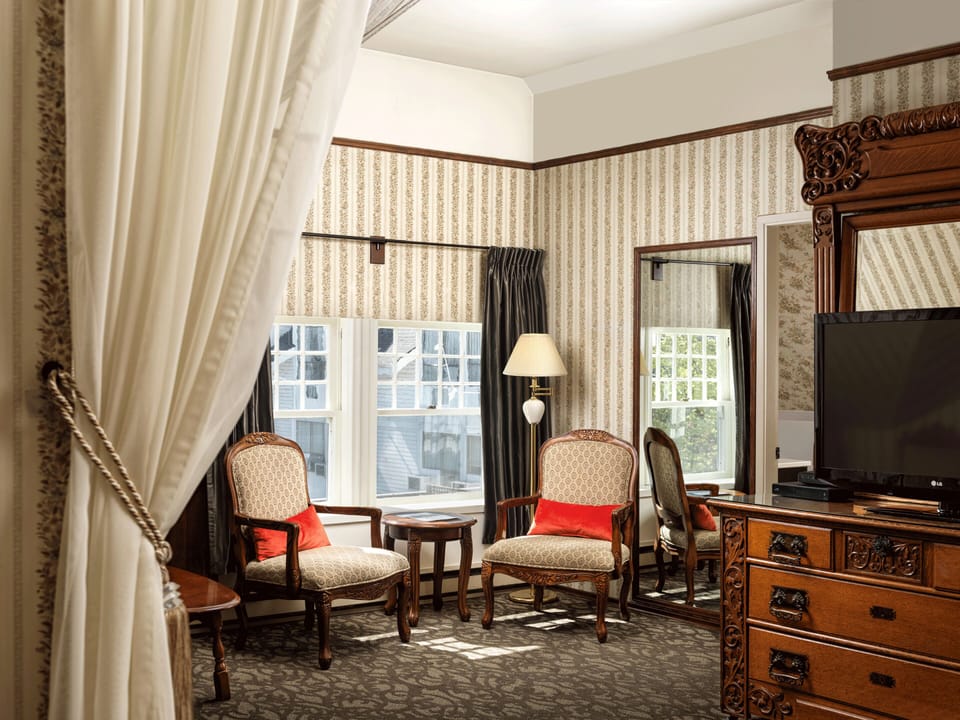 Classic Room | Living area | 29-inch flat-screen TV with cable channels, TV