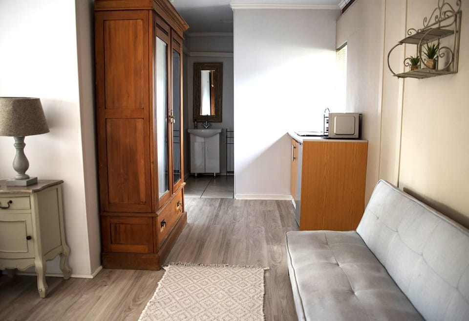 Deluxe Room, 1 Bedroom | Minibar, laptop workspace, soundproofing