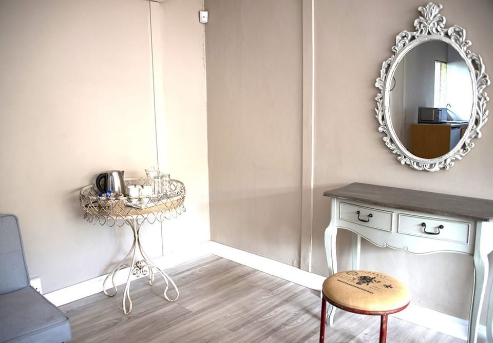 Deluxe Room, 1 Bedroom | Minibar, laptop workspace, soundproofing