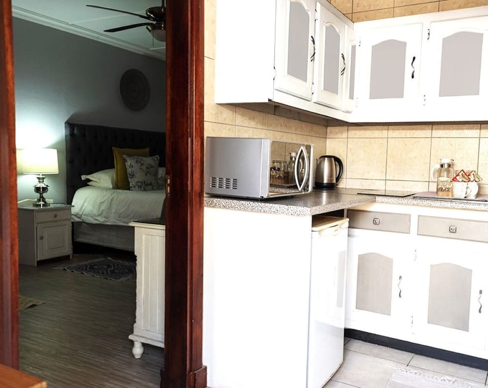 Deluxe Room, 1 Bedroom | Minibar, laptop workspace, soundproofing
