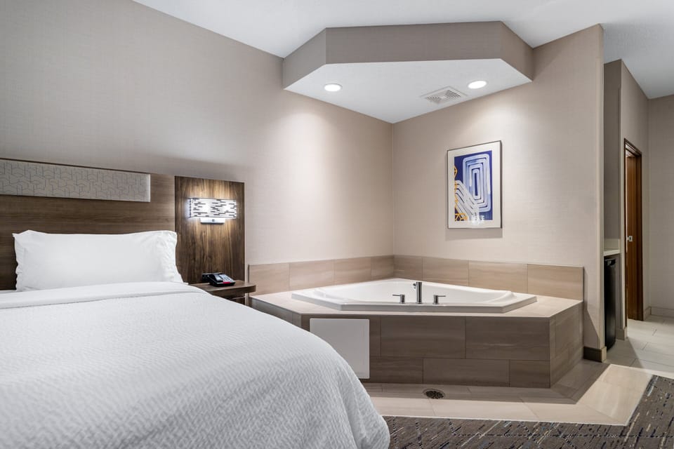 Standard Room, 1 King Bed, Jetted Tub | In-room safe, desk, laptop workspace, blackout drapes
