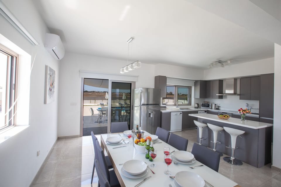 Villa, 6 Bedrooms, Private Pool, Garden View | Dining
