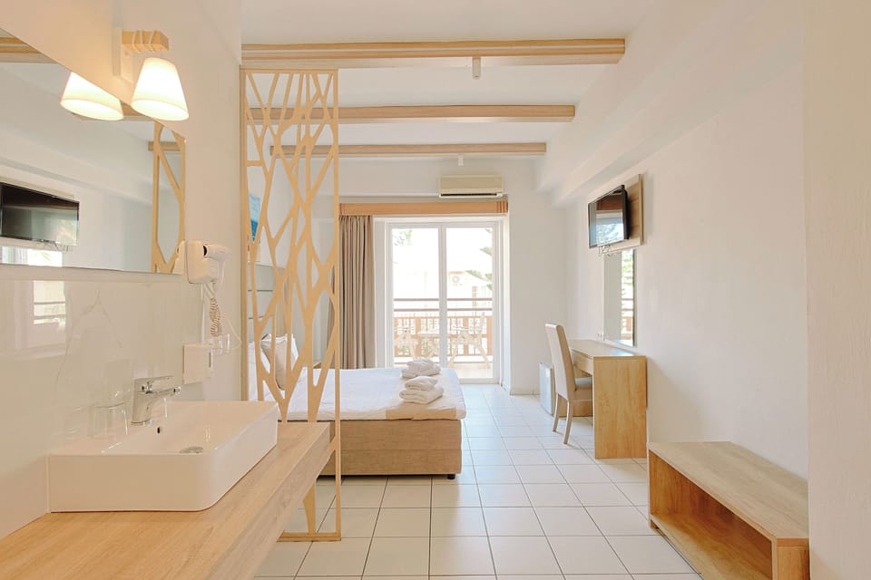 Deluxe Double Room | In-room safe, soundproofing, iron/ironing board, free WiFi