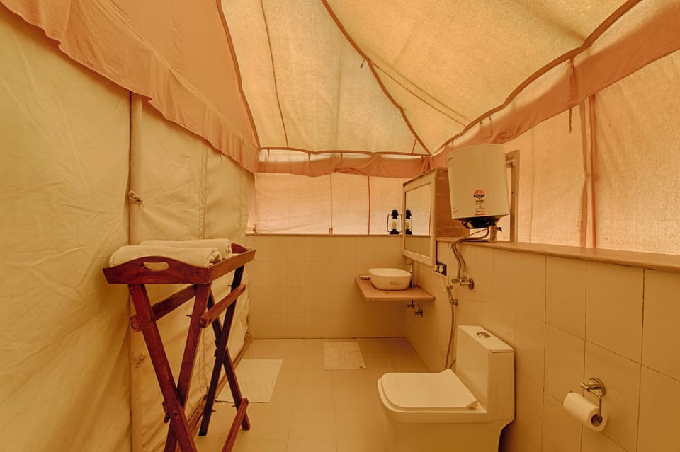 Combined shower/tub, free toiletries, towels, soap