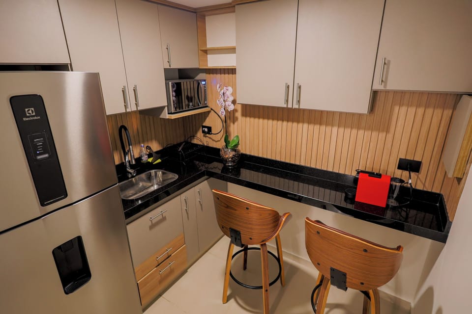 Deluxe Studio Suite, 1 King Bed | Private kitchen | Microwave, espresso maker, freezer