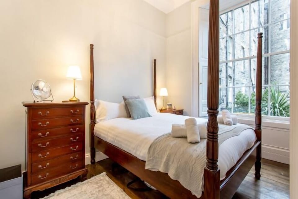 JOIVY Converted Flat in Historic Building in Desirable New Town Apartment in Edinburgh