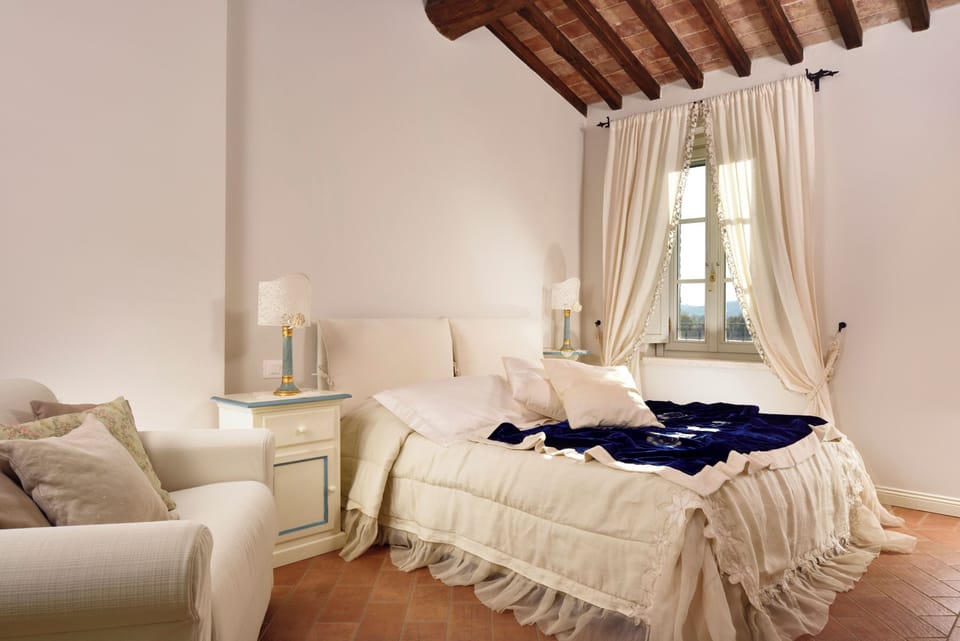 Desk, soundproofing, free WiFi, bed sheets
