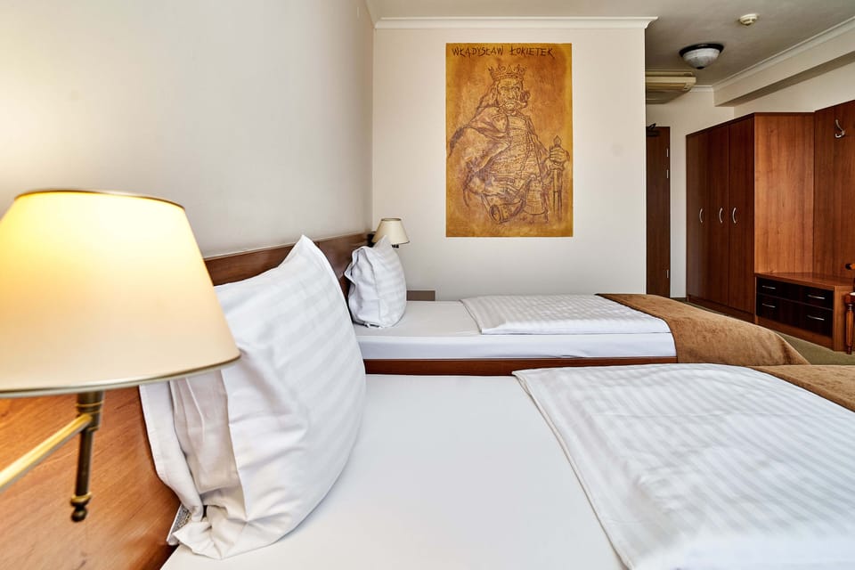 Twin Room | Desk, iron/ironing board (on request), WiFi (free), bed sheets