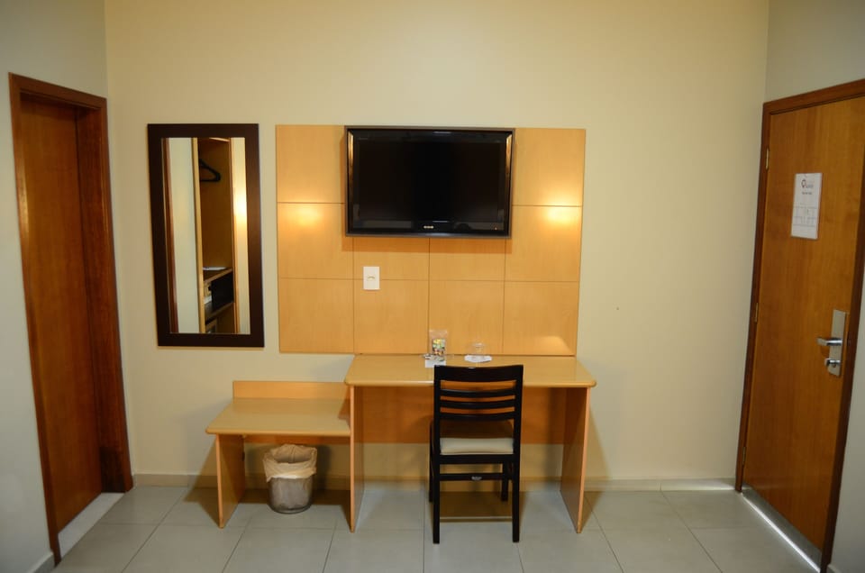 Suite | Minibar, in-room safe, desk, laptop workspace