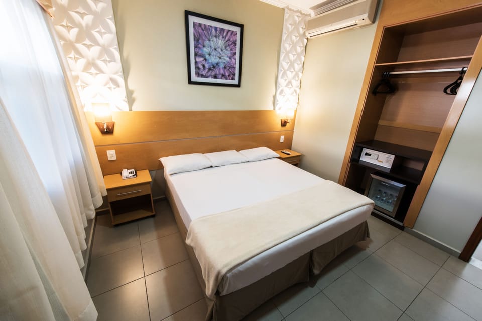 Suite | Minibar, in-room safe, desk, laptop workspace