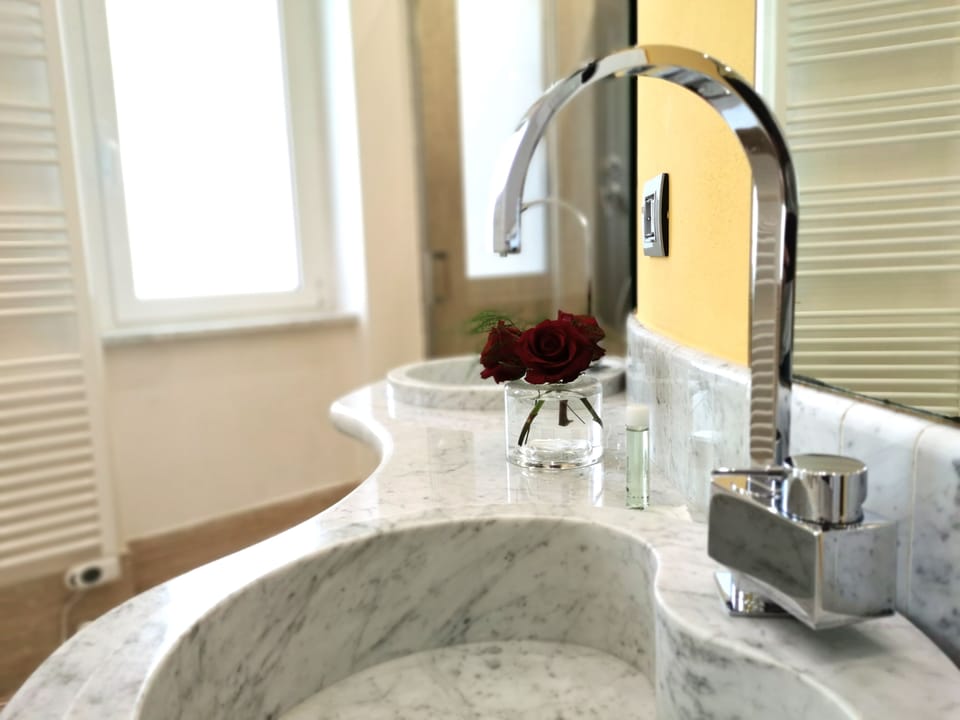 Bathroom sink