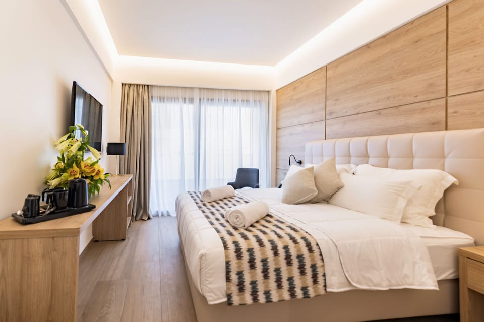 Deluxe Double Room | Minibar, in-room safe, individually decorated, desk