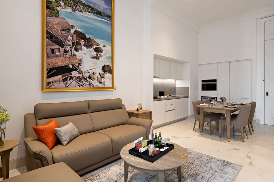 1-Bedroom Graaf Suite | In-room safe, desk, iron/ironing board, free WiFi