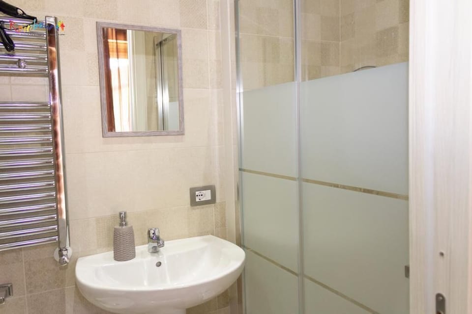 Quadruple Room (Eden) | Bathroom | Shower, free toiletries, hair dryer, bidet