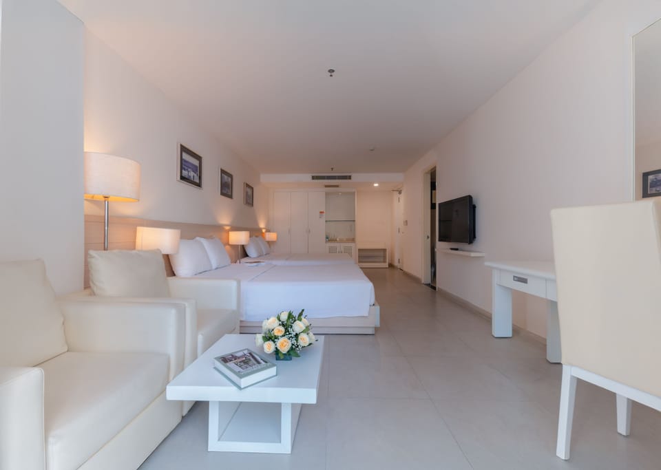 Family Room | Minibar, in-room safe, desk, soundproofing