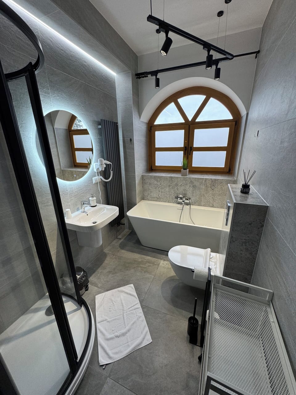 Standard Double Room | Bathroom | Bathtub, towels