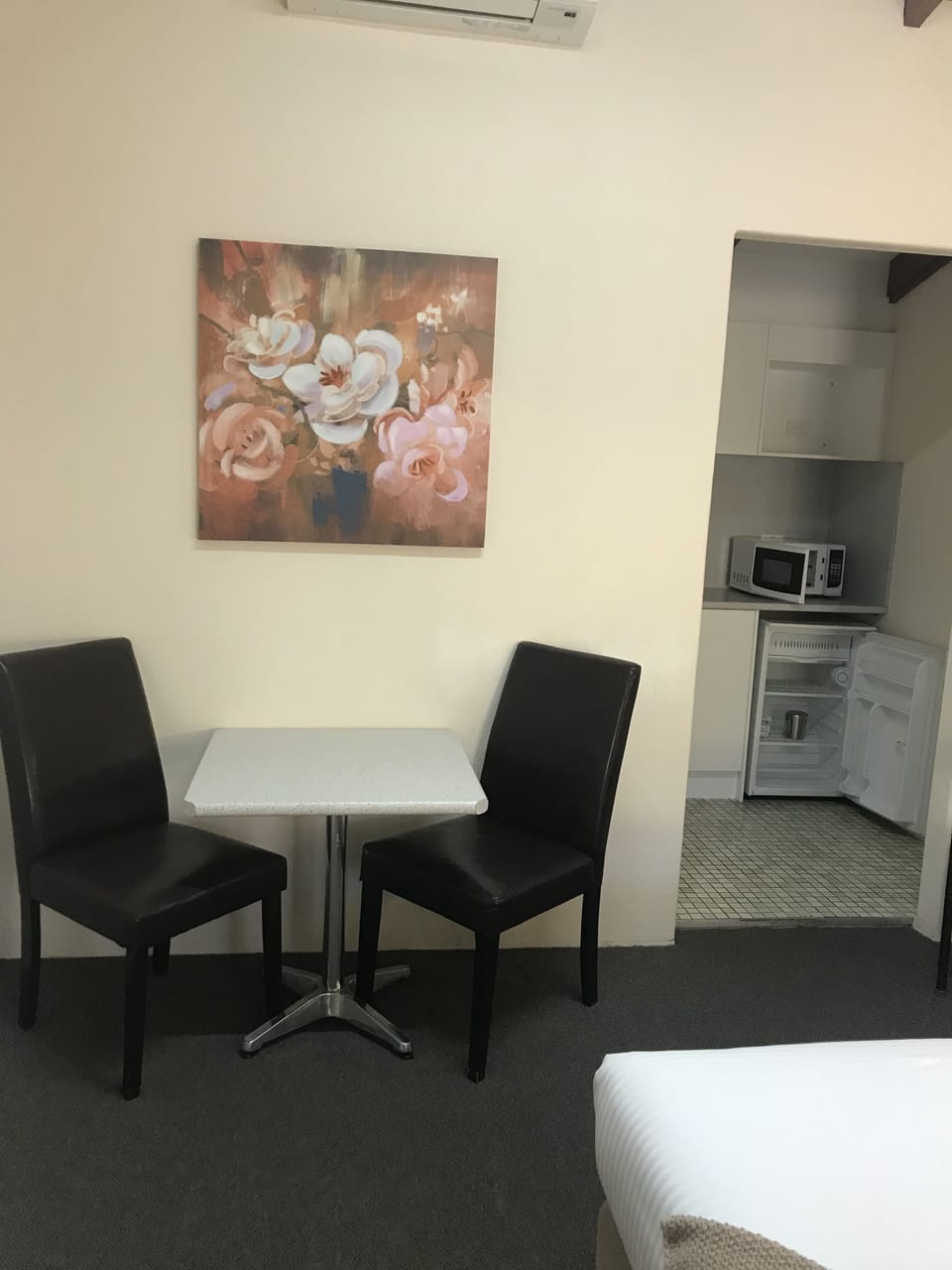 Superior Twin Room | In-room dining