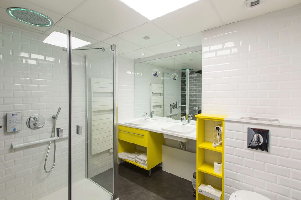 Superior Room, 1 Double Bed | Bathroom | Combined shower/tub, deep soaking tub, eco-friendly toiletries