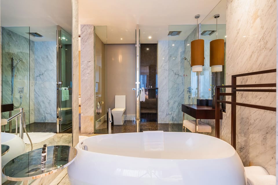 Deluxe Suite | Bathroom | Combined shower/tub, deep soaking tub, rainfall showerhead