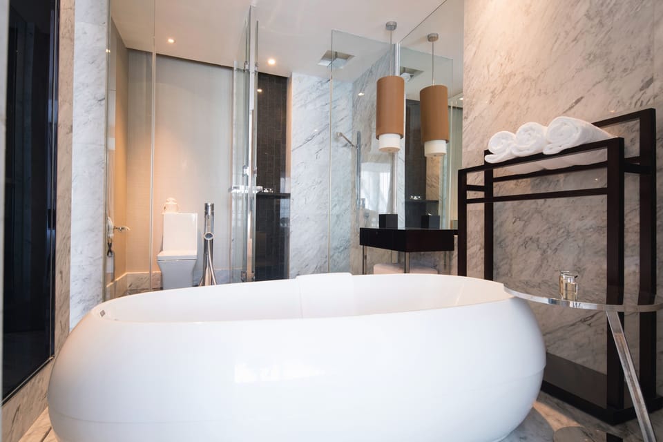 Deluxe Suite | Bathroom | Combined shower/tub, deep soaking tub, rainfall showerhead