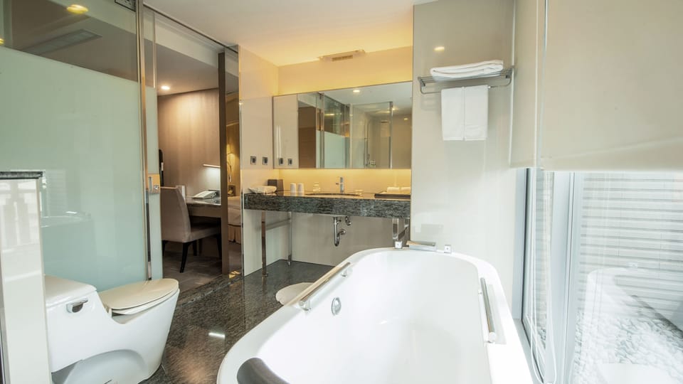 Luxury Quadruple Room | Bathroom | Hair dryer, towels, shampoo, toilet paper