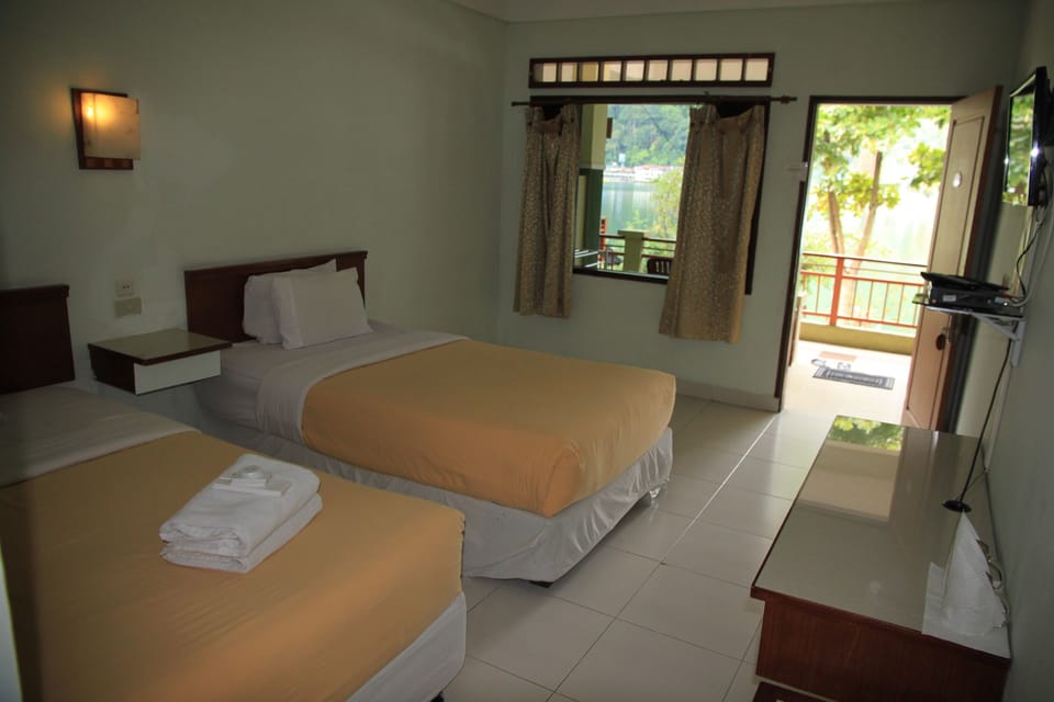 Panoramic Twin Room, Multiple Beds, Private Bathroom, Lake View | Egyptian cotton sheets, premium bedding, desk, WiFi (free)