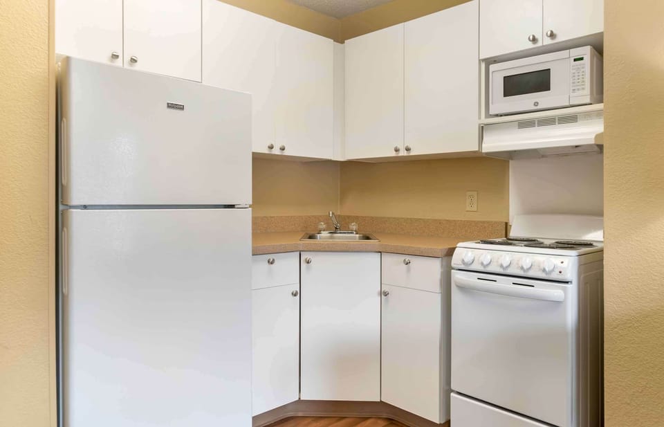 Deluxe Studio, 1 Queen Bed with Sofa bed, Non Smoking | Private kitchen | Fridge, microwave, stovetop, coffee/tea maker