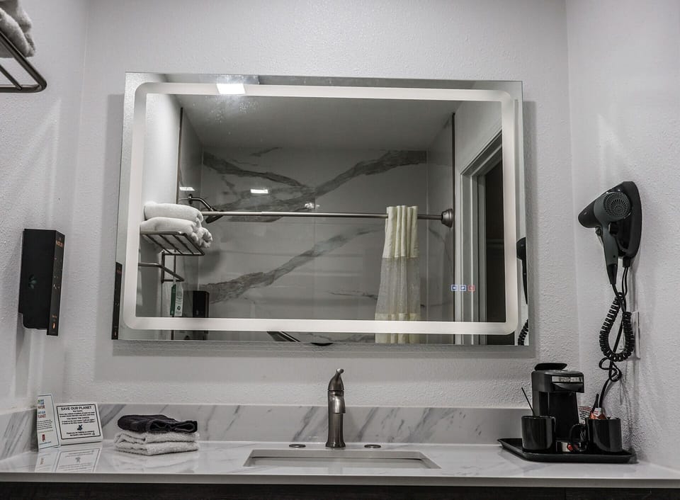 Deluxe 2 Queen with sofa sleeper | Bathroom | Combined shower/tub, free toiletries, hair dryer, towels