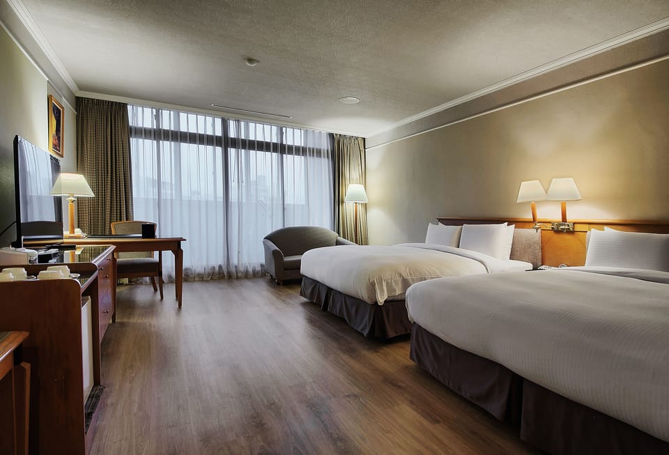 Deluxe Twin Room | Down comforters, in-room safe, desk, blackout drapes