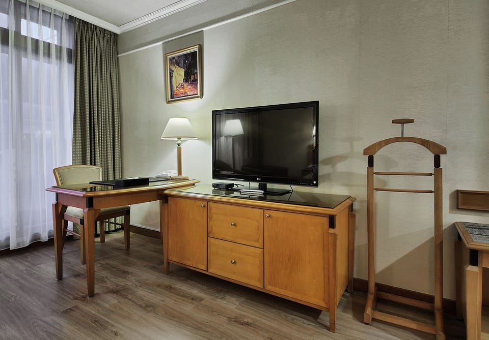 EXECUTIVE DOUBLE | Down comforters, in-room safe, desk, blackout drapes