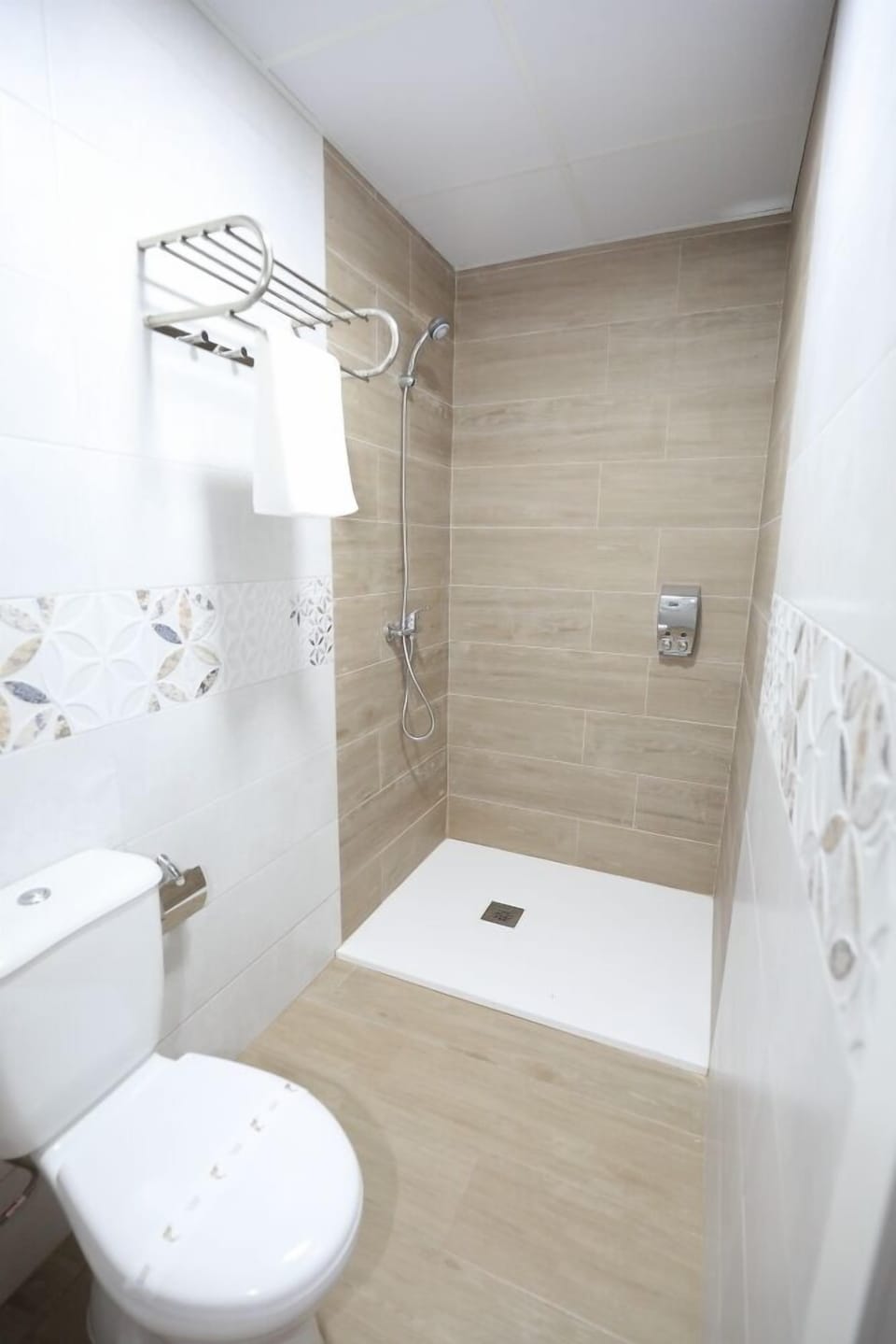 Standard Twin Room | Bathroom | Shower, towels, soap, shampoo