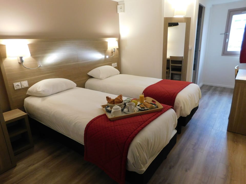 Twin Room | Desk, laptop workspace, blackout drapes, soundproofing
