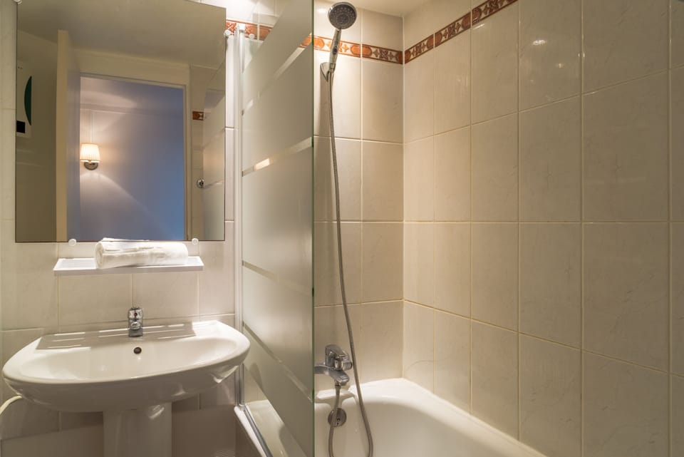 Bathtub, free toiletries, hair dryer, towels