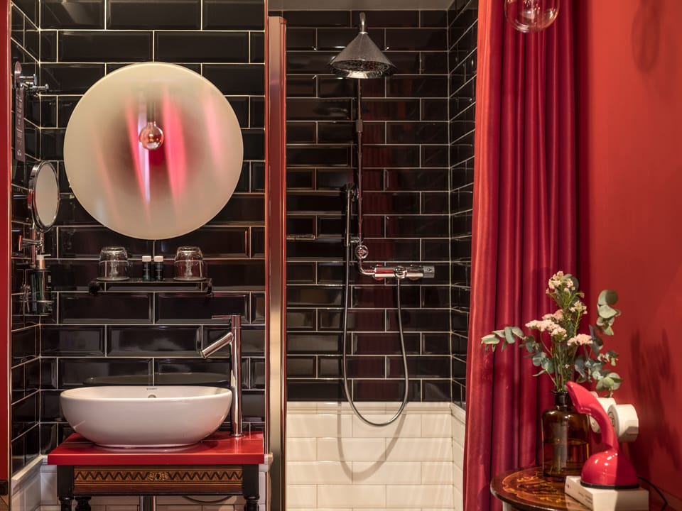 Superior Room (Insolite) | Bathroom | Shower, free toiletries, hair dryer, towels
