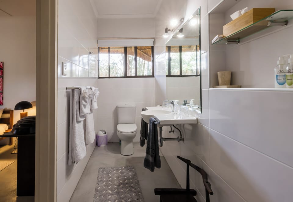 Double or Twin Room (Lodge) | Bathroom | Shower, rainfall showerhead, free toiletries, towels
