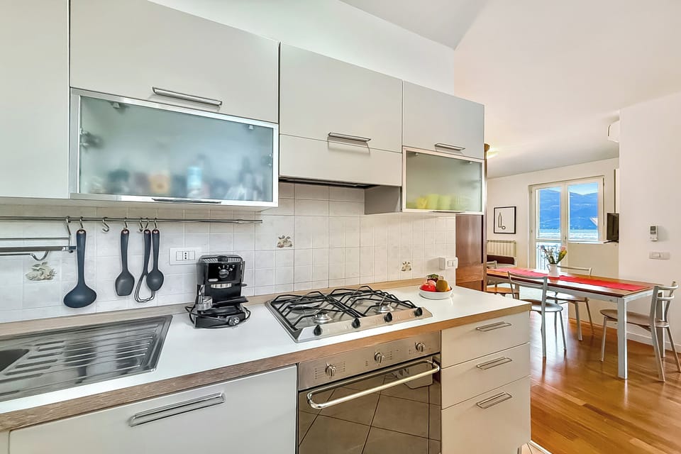 Family Studio, Mountain View, Lakeside (Residenza Menaggio - Mimosa) | Private kitchen | Fridge, microwave, oven, stovetop