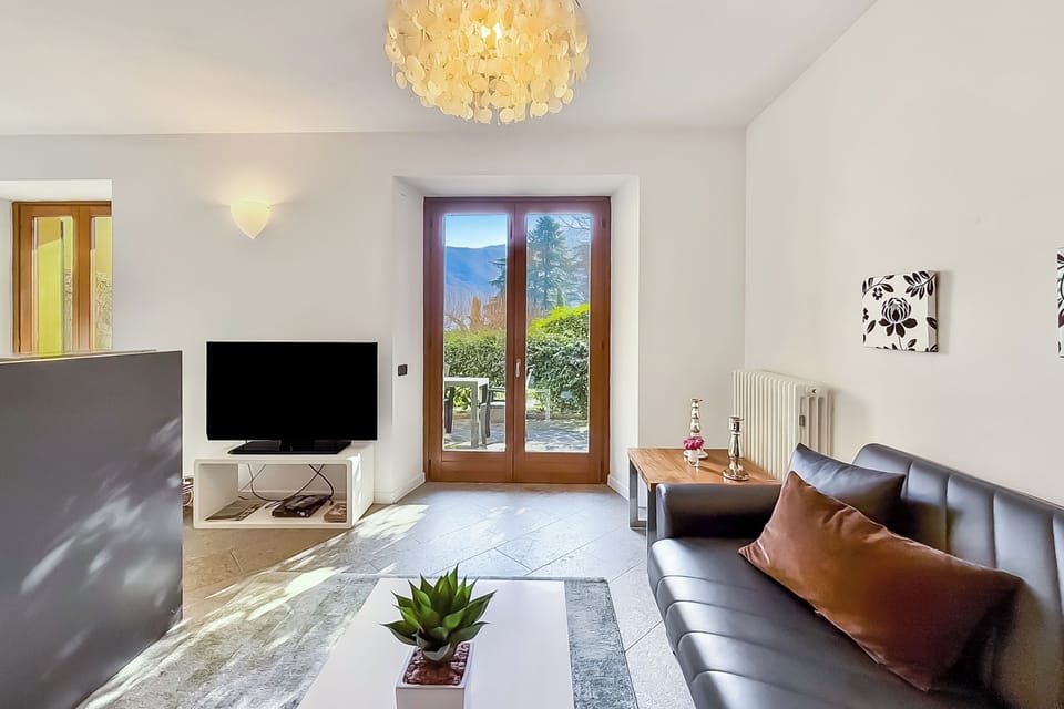 Family Apartment, Multiple Bedrooms (Lenno Centrale) | Living area | 32-inch flat-screen TV with cable channels, TV