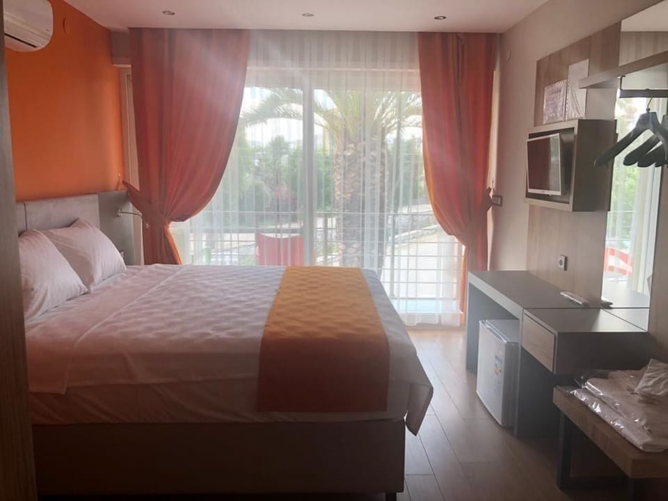 Family Double Room | Minibar, laptop workspace, WiFi (free), individually decorated