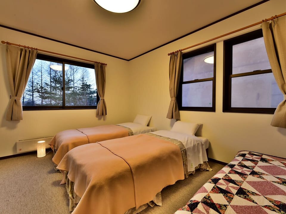 Grand Room, Non Smoking | Desk, WiFi (free), bed sheets