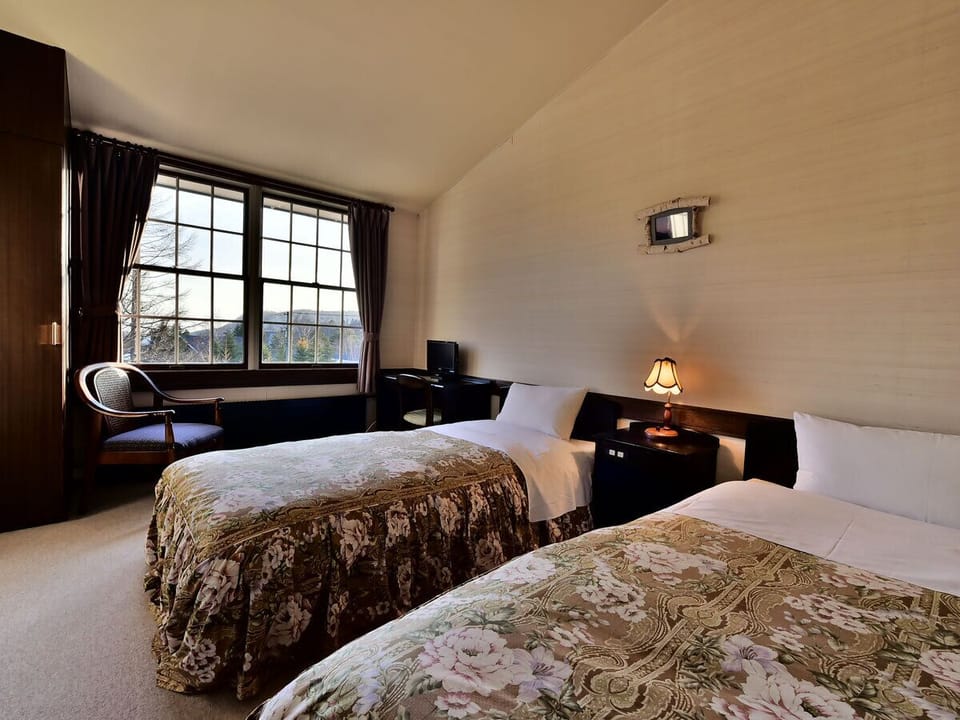 Twin Room, Non Smoking | Desk, free WiFi, bed sheets