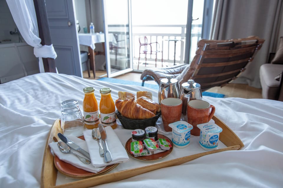 Daily continental breakfast (EUR 18 per person)