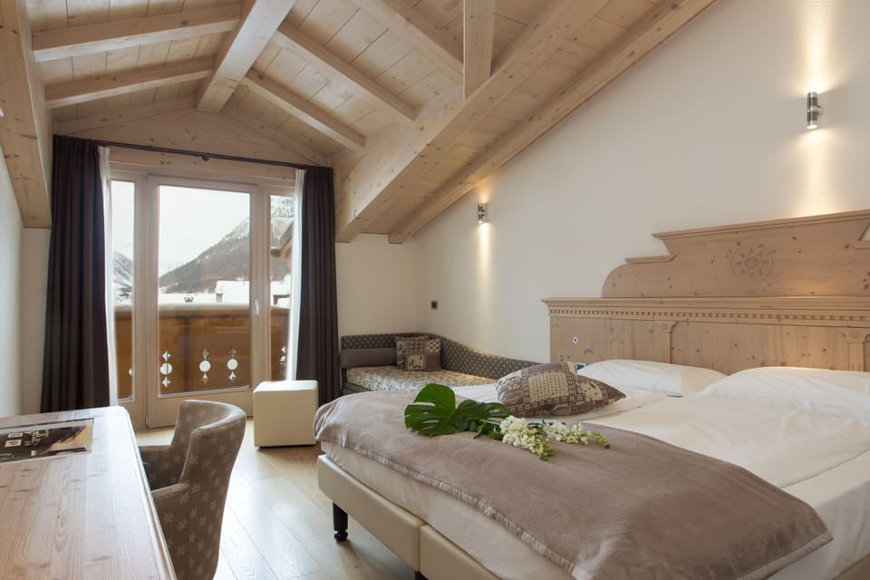 Junior Suite | In-room safe, desk, blackout drapes, soundproofing