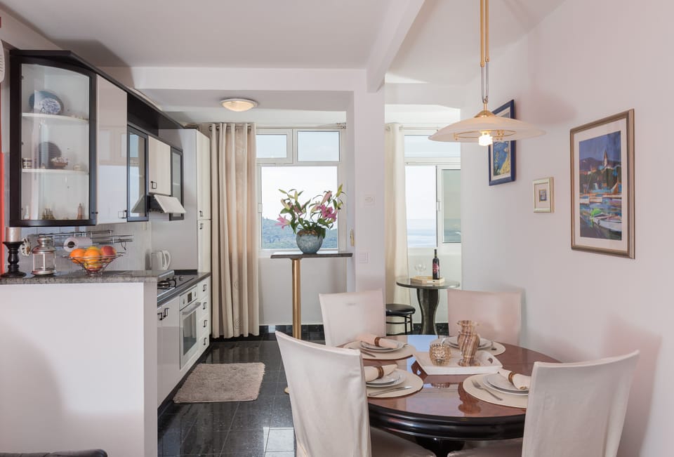 Apartment (Apartment with Balcony and  Sea View() | Dining room