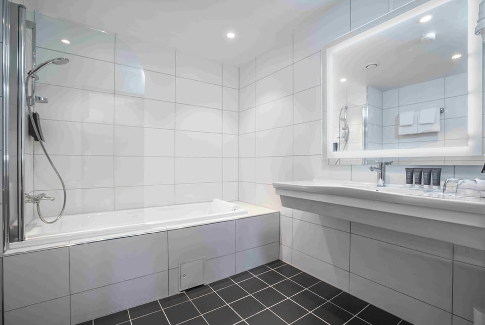 Premium bedding, pillowtop beds, minibar, desk