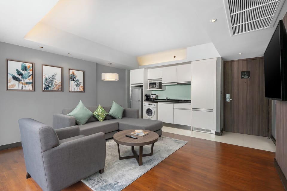Comfort Suite | Living area | 32-inch LCD TV with cable channels, TV