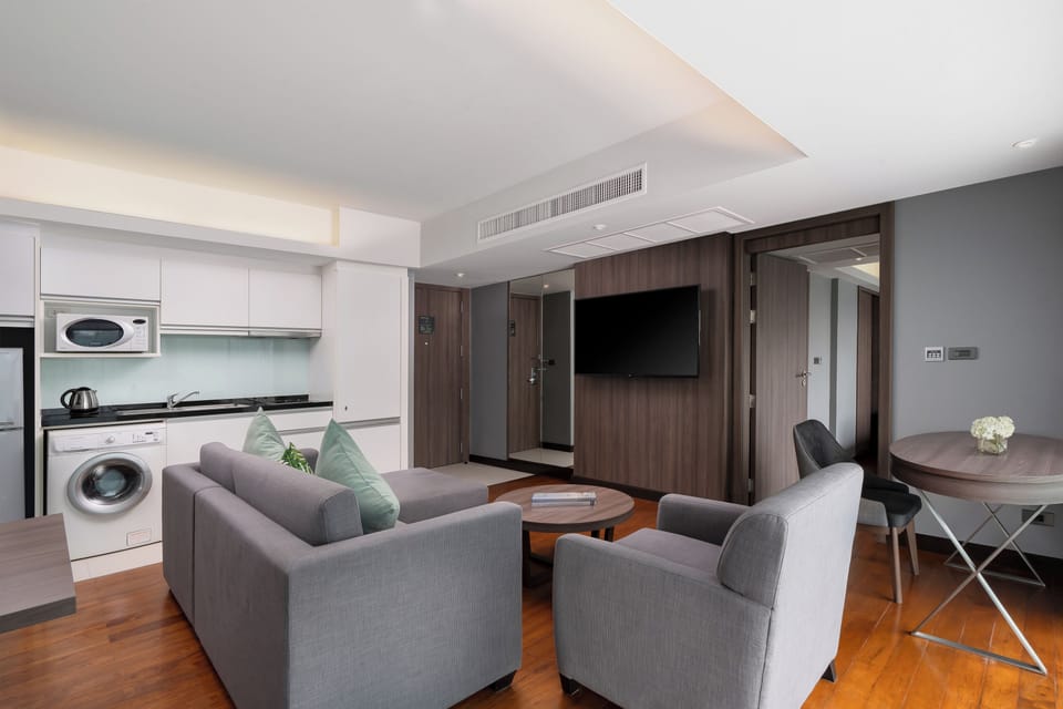 Comfort Suite | Living area | 32-inch LCD TV with cable channels, TV